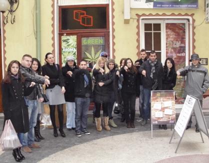 Tinerii social-democraţi au protestat împotriva etnobotanicelor în faţa unui magazin de profil 